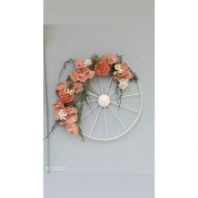 Ρόδα τοίχου εκρού με λουλούδια
